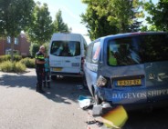 Belbus botst op geparkeerde bestelbus