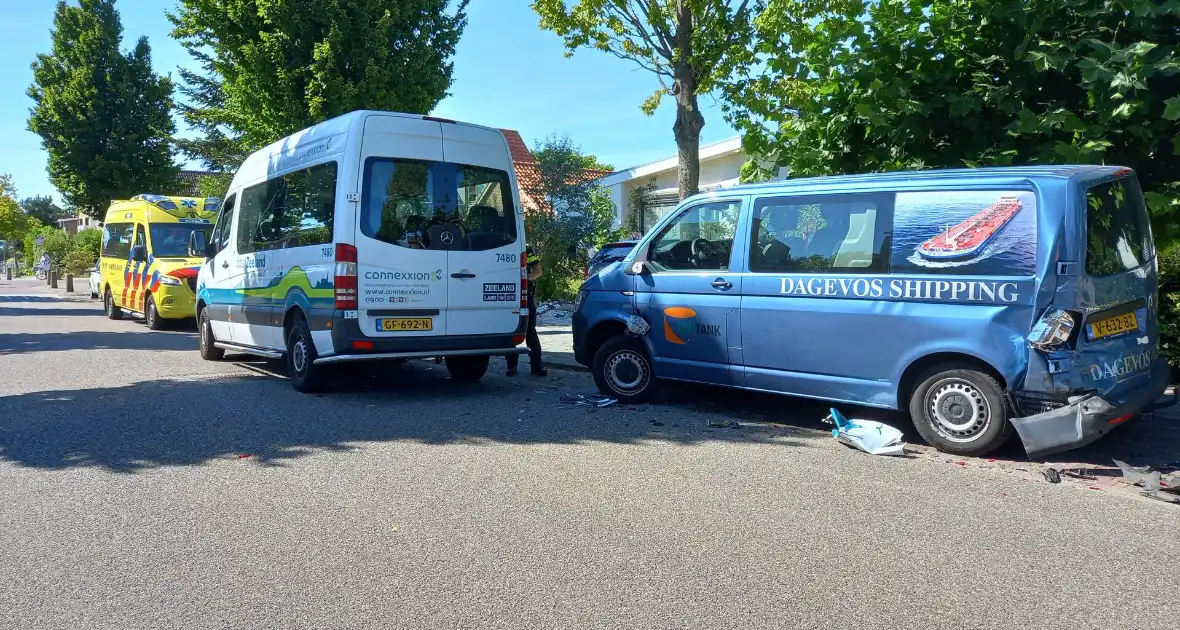 Belbus botst op geparkeerde bestelbus - Foto 10