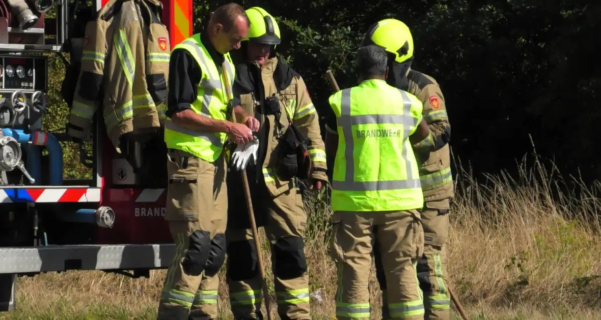 Geen treinverkeer vanwege brand langs spoorlijn - Foto 6