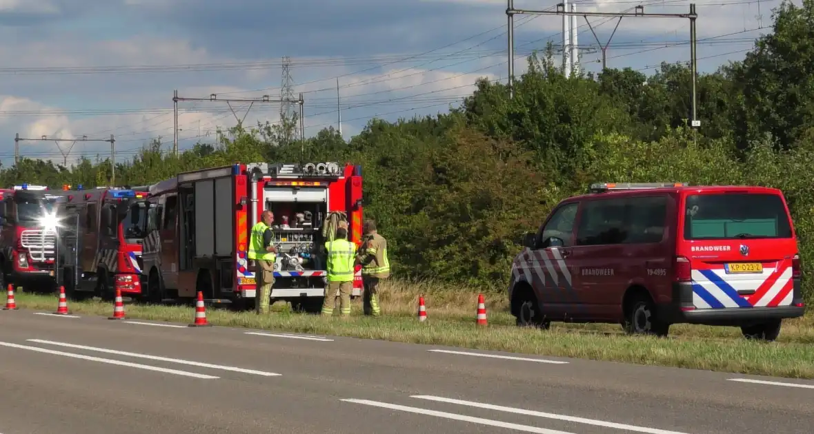 Geen treinverkeer vanwege brand langs spoorlijn - Foto 7