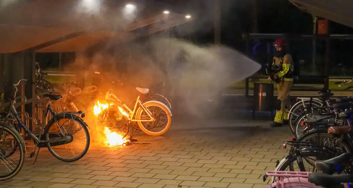 Fiets in fietsenstalling in brand gevlogen