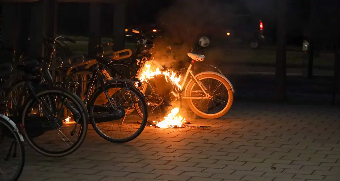 Fiets in fietsenstalling in brand gevlogen - Foto 1