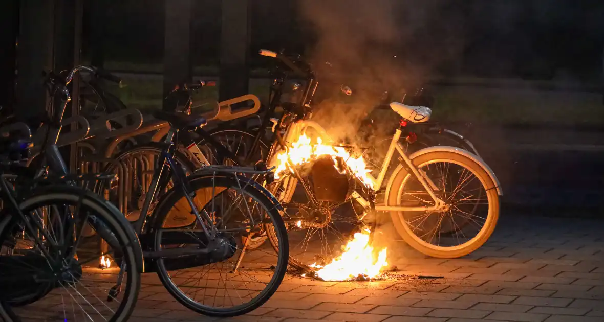 Fiets in fietsenstalling in brand gevlogen - Foto 2