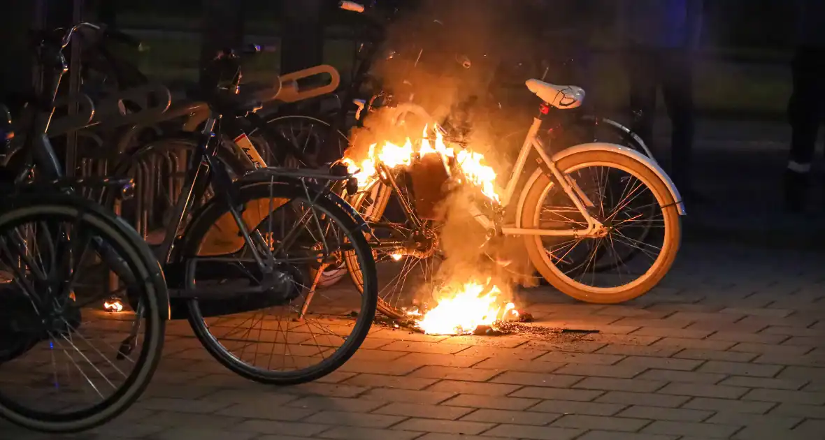 Fiets in fietsenstalling in brand gevlogen - Foto 3