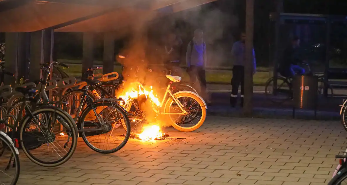 Fiets in fietsenstalling in brand gevlogen - Foto 4