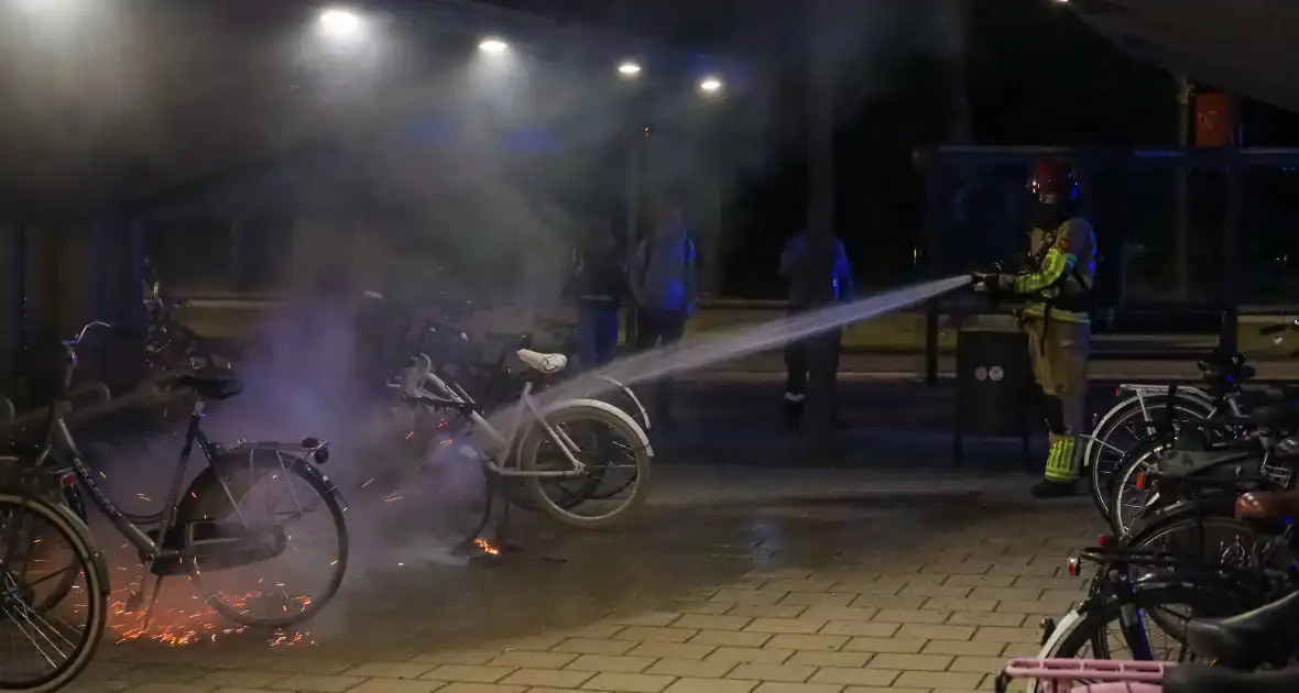 Fiets in fietsenstalling in brand gevlogen - Foto 5