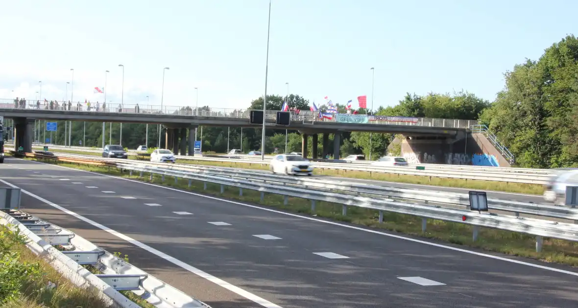 Vlaggenactie op viaduct van snelweg - Foto 1