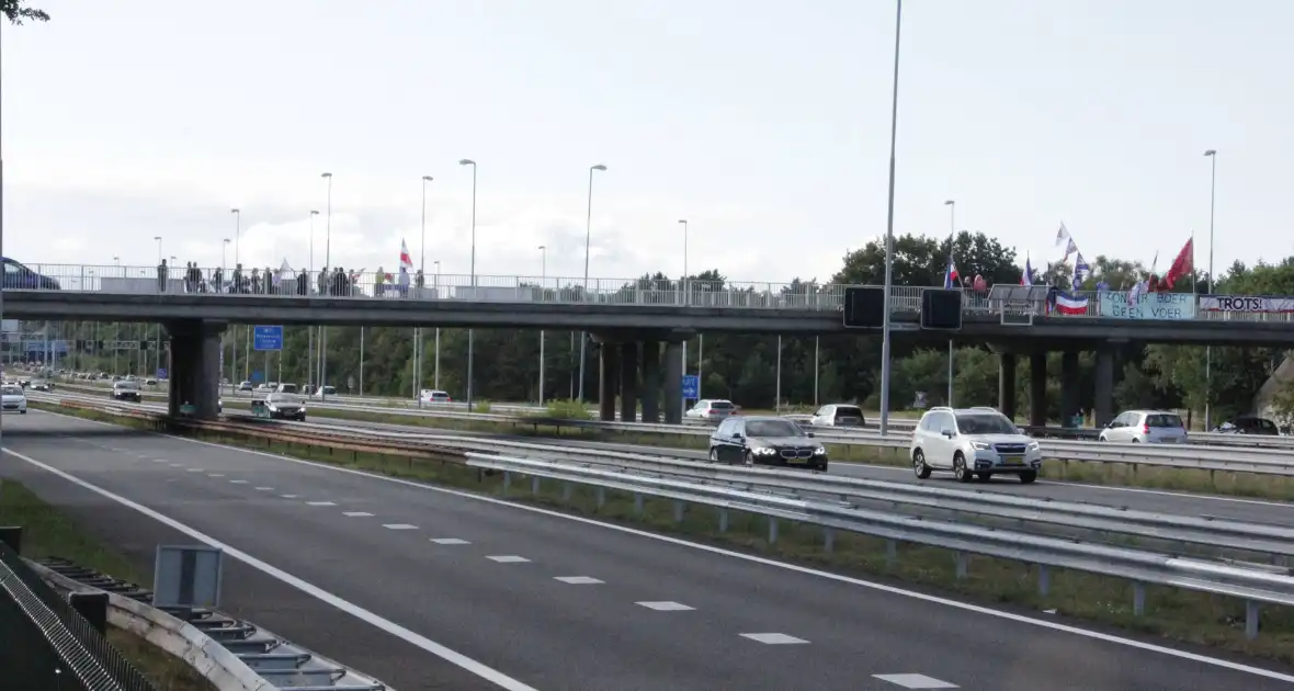 Vlaggenactie op viaduct van snelweg - Foto 2