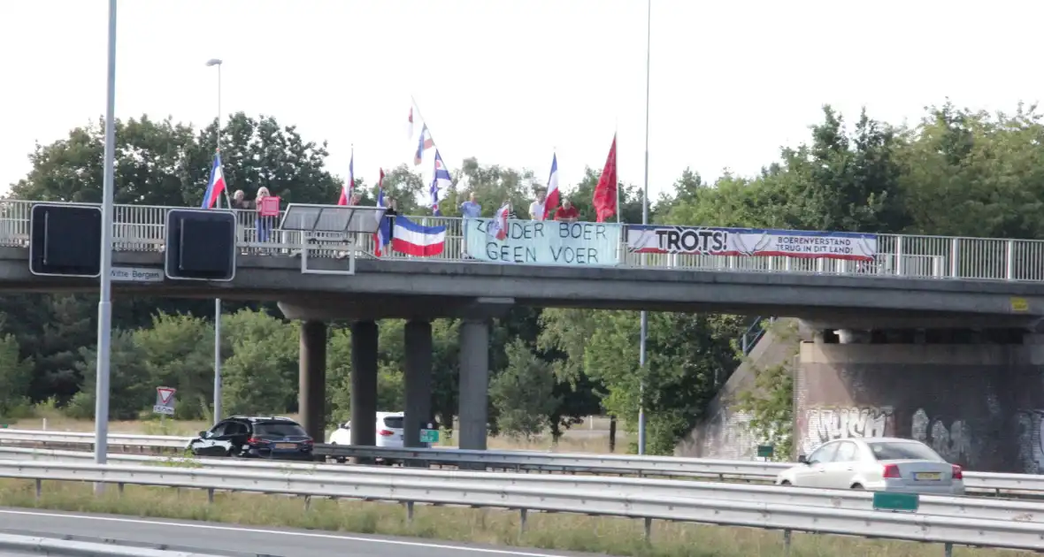 Vlaggenactie op viaduct van snelweg - Foto 3