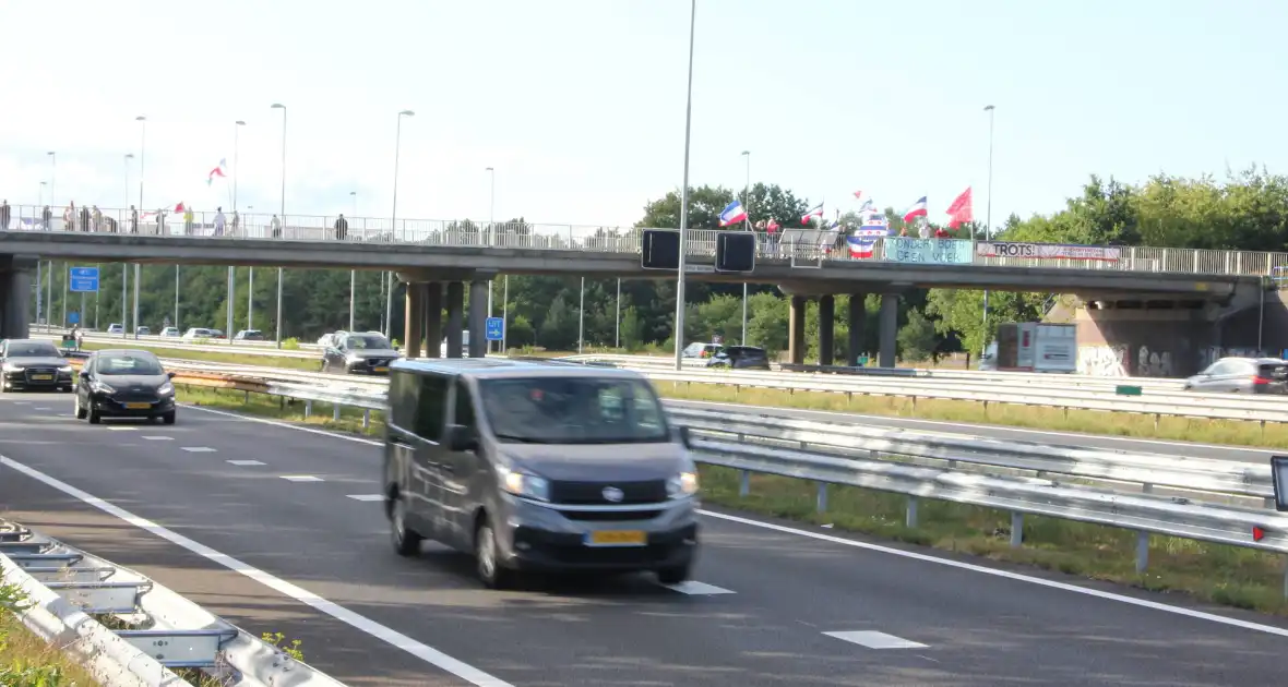 Vlaggenactie op viaduct van snelweg - Foto 4
