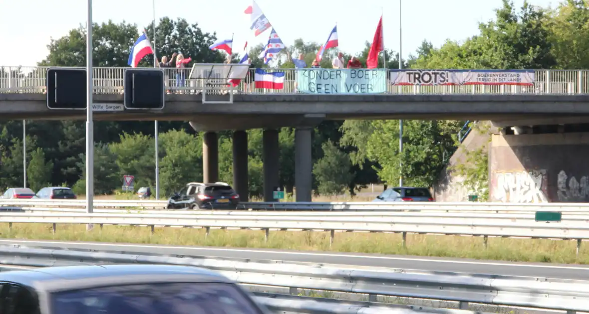Vlaggenactie op viaduct van snelweg - Foto 5