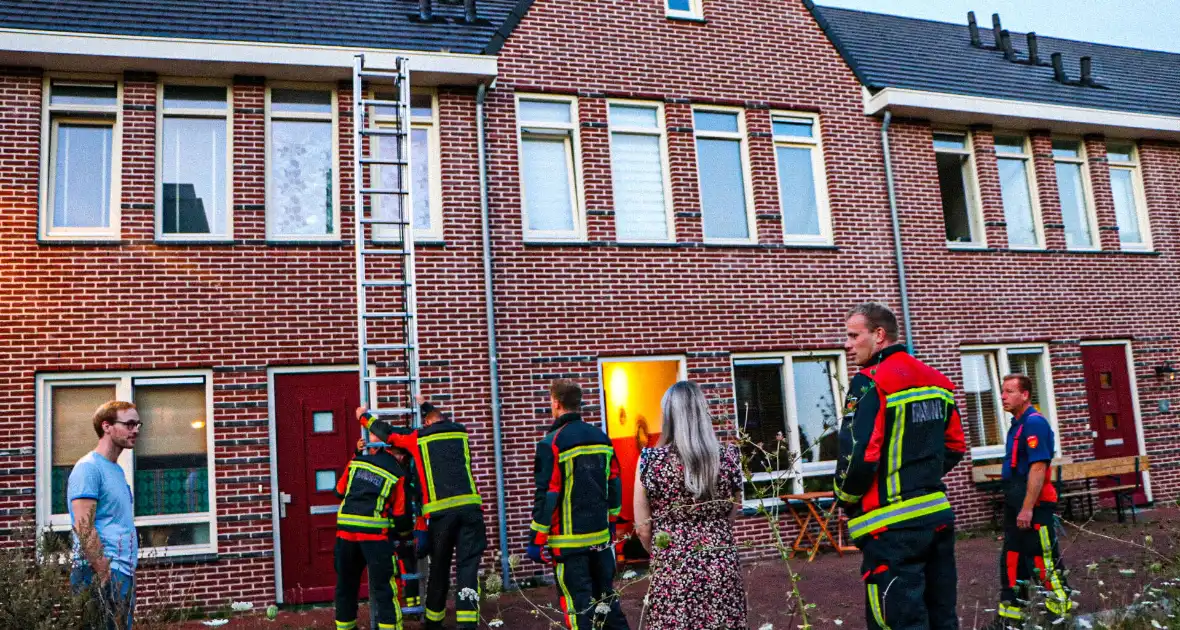 Brandweer ingezet voor kat op dak van woning - Foto 3