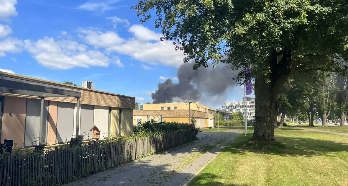 Enorme rookwolken bij brand Aeres Groenhorst College