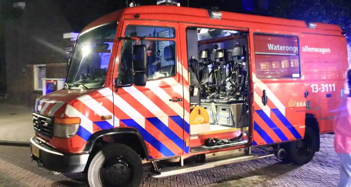 Brandweerduikers halen drenkeling uit kanaal - Foto 1