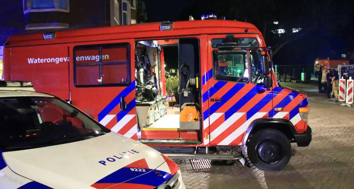 Brandweerduikers halen drenkeling uit kanaal - Foto 2