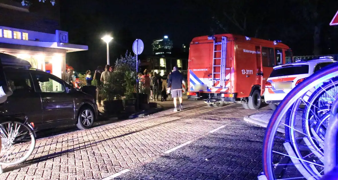 Brandweerduikers halen drenkeling uit kanaal - Foto 3