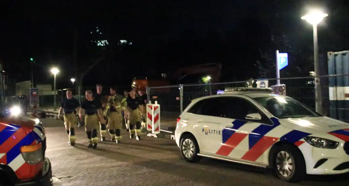 Brandweerduikers halen drenkeling uit kanaal - Foto 5