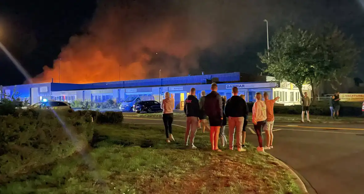 Grote uitslaande brand in loods Leemans Afval en Reiniging