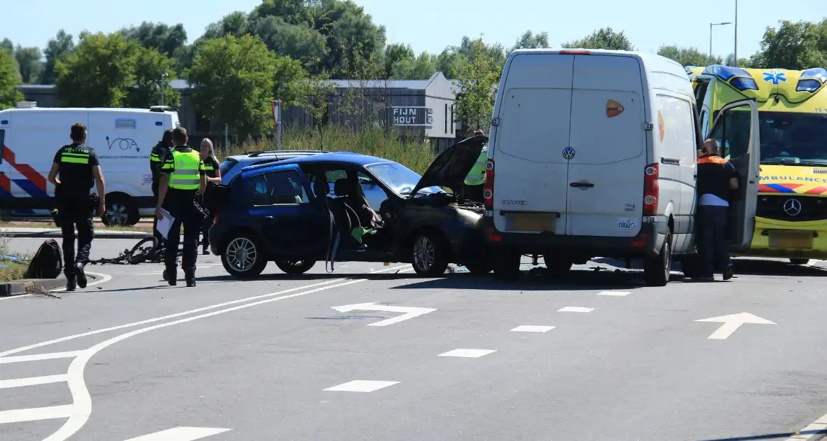 Ongeval met twee voertuigen en fietser