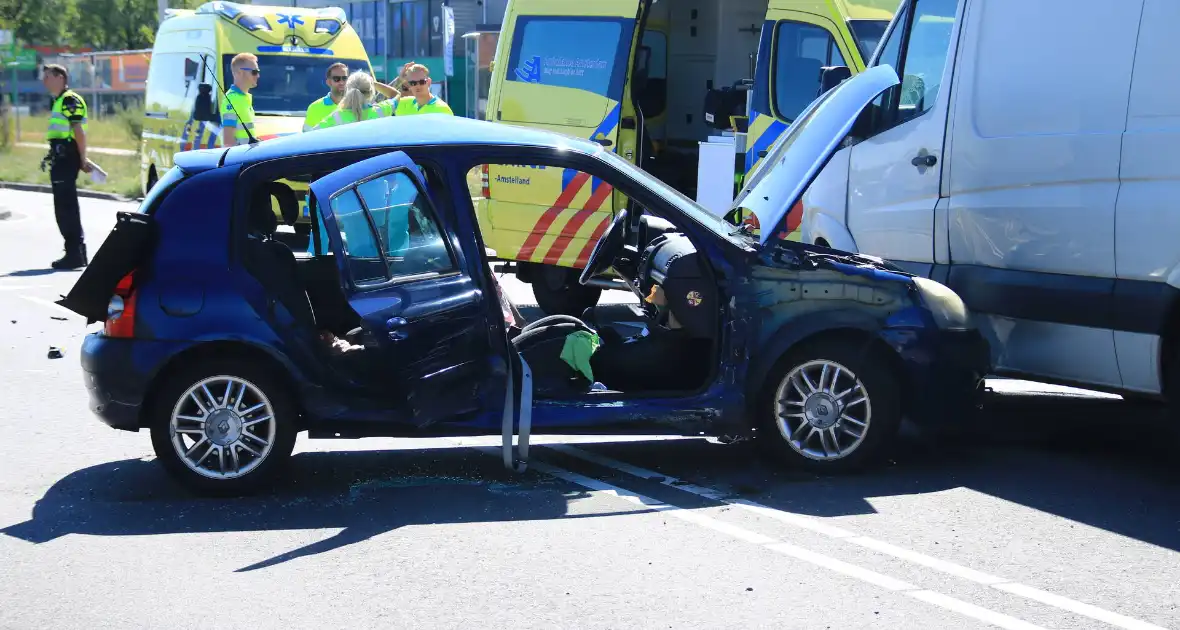 Ongeval met twee voertuigen en fietser - Foto 1