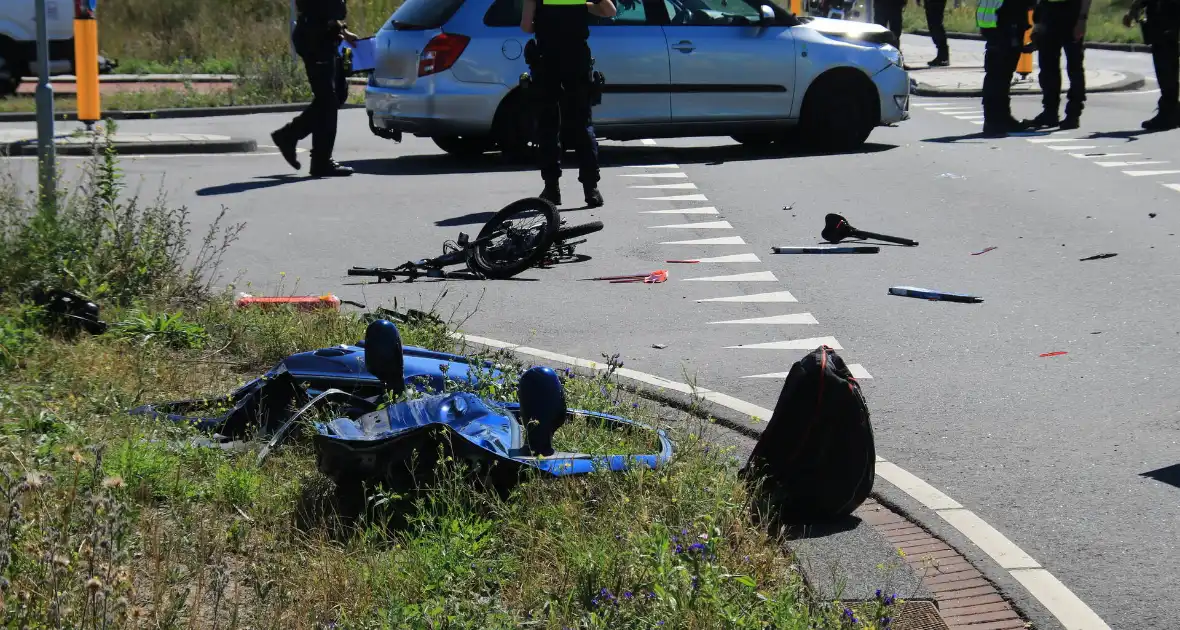 Ongeval met twee voertuigen en fietser - Foto 2