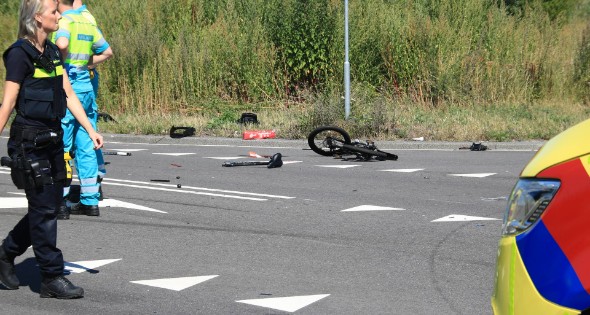 Ongeval met twee voertuigen en fietser