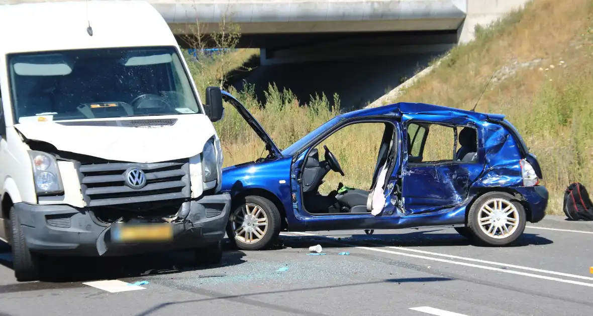 Ongeval met twee voertuigen en fietser - Foto 4