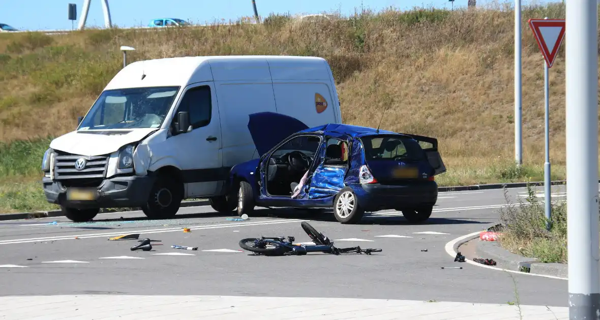 Ongeval met twee voertuigen en fietser - Foto 5