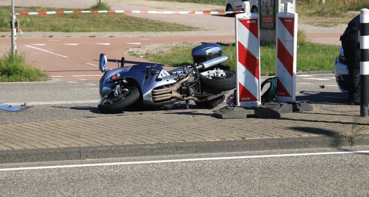 Ongeval tussen personenauto en motorfiets - Foto 1