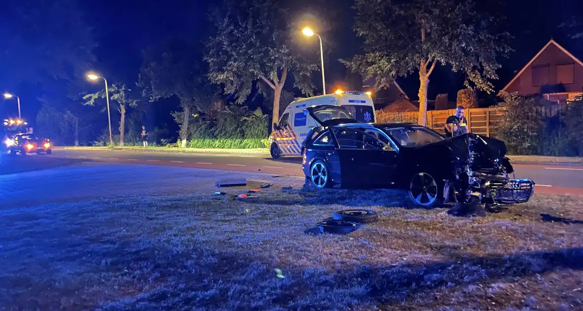 Auto crasht op boom