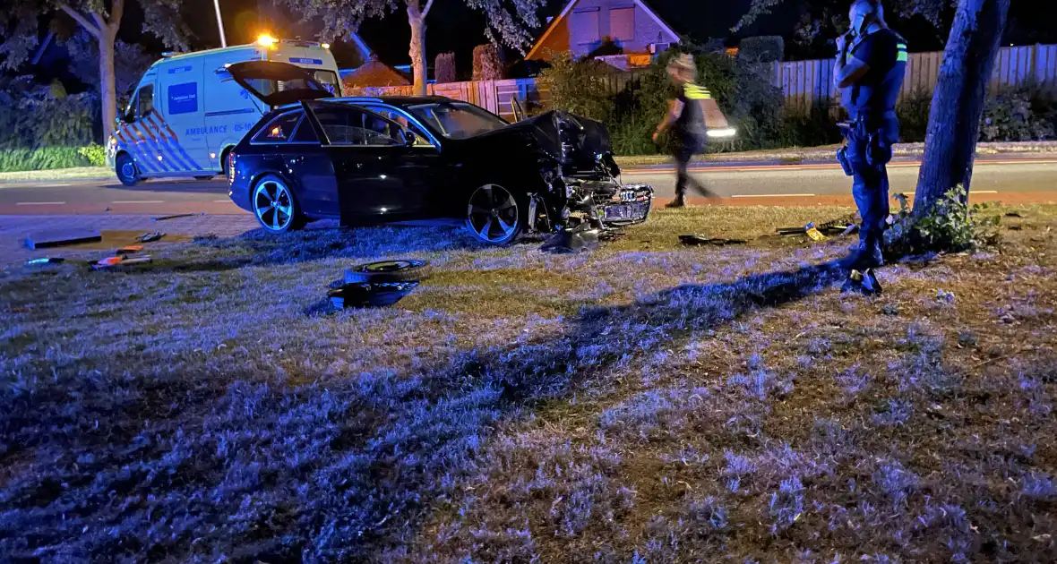 Auto crasht op boom - Foto 1