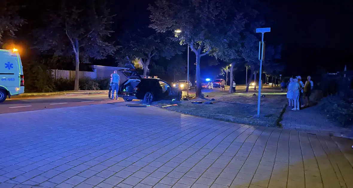Auto crasht op boom - Foto 2