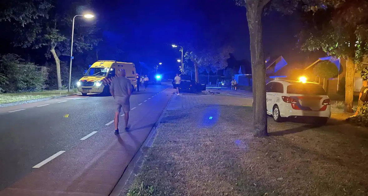 Auto crasht op boom - Foto 4