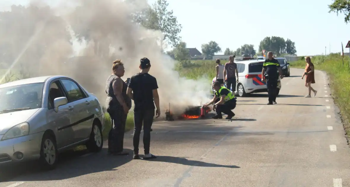 Vouwwagen vat vlam tijdens rijden - Foto 1