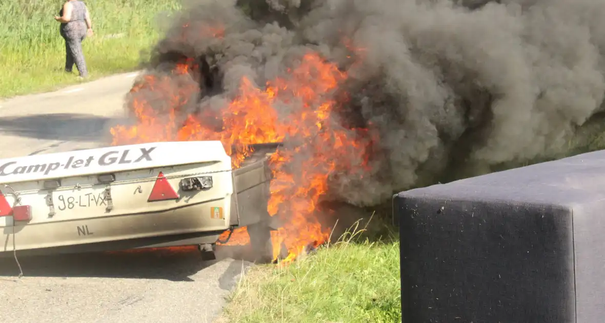 Vouwwagen vat vlam tijdens rijden - Foto 10