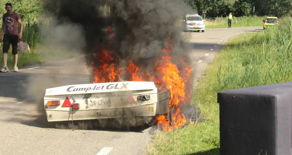 Vouwwagen vat vlam tijdens rijden - Foto 11