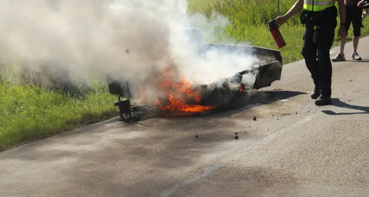 Vouwwagen vat vlam tijdens rijden - Foto 2