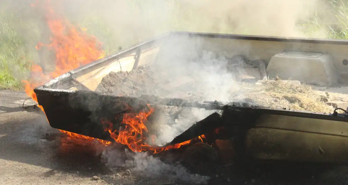 Vouwwagen vat vlam tijdens rijden - Foto 3