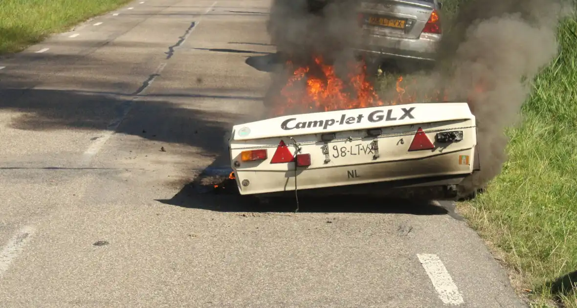 Vouwwagen vat vlam tijdens rijden - Foto 7
