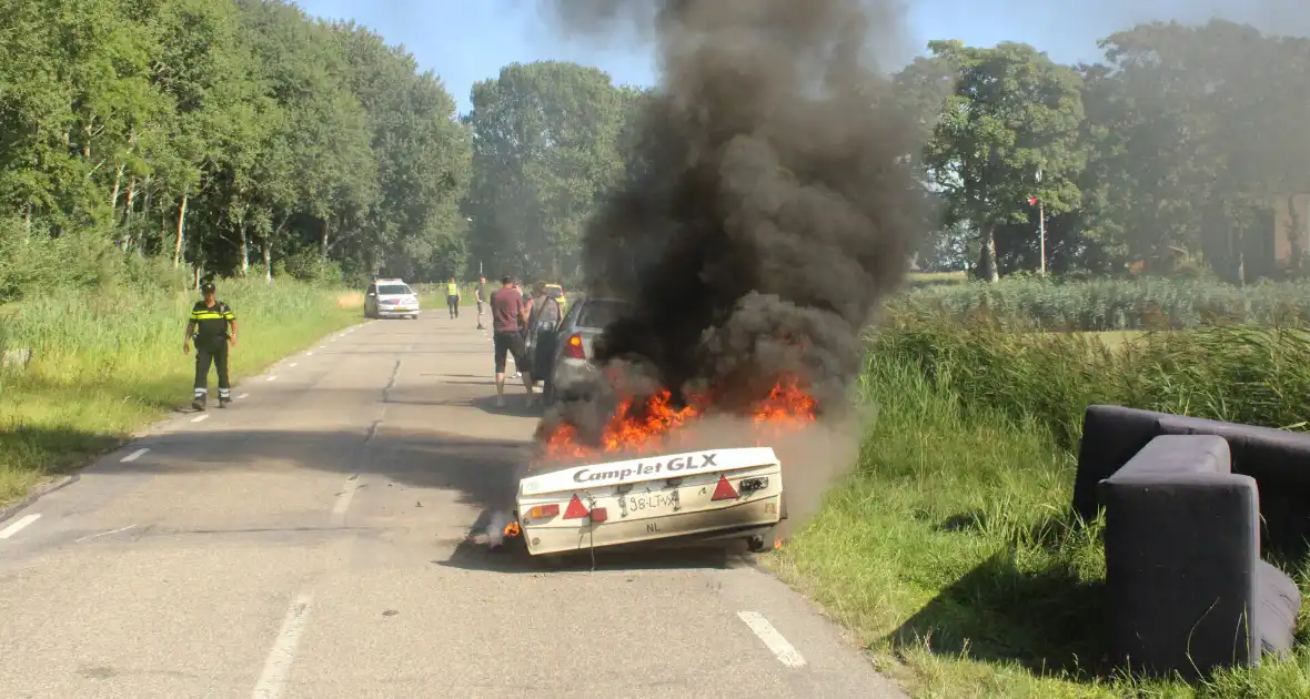 Vouwwagen vat vlam tijdens rijden - Foto 9