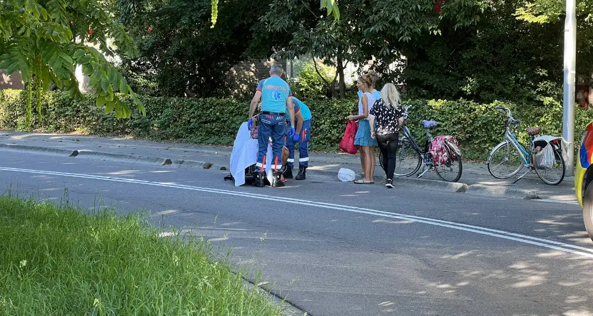 Vrouw hard ten val met fiets - Foto 2