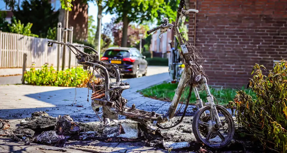 Go Sharing-deelscooter in Kruiskamp brandt volledig uit - Foto 1