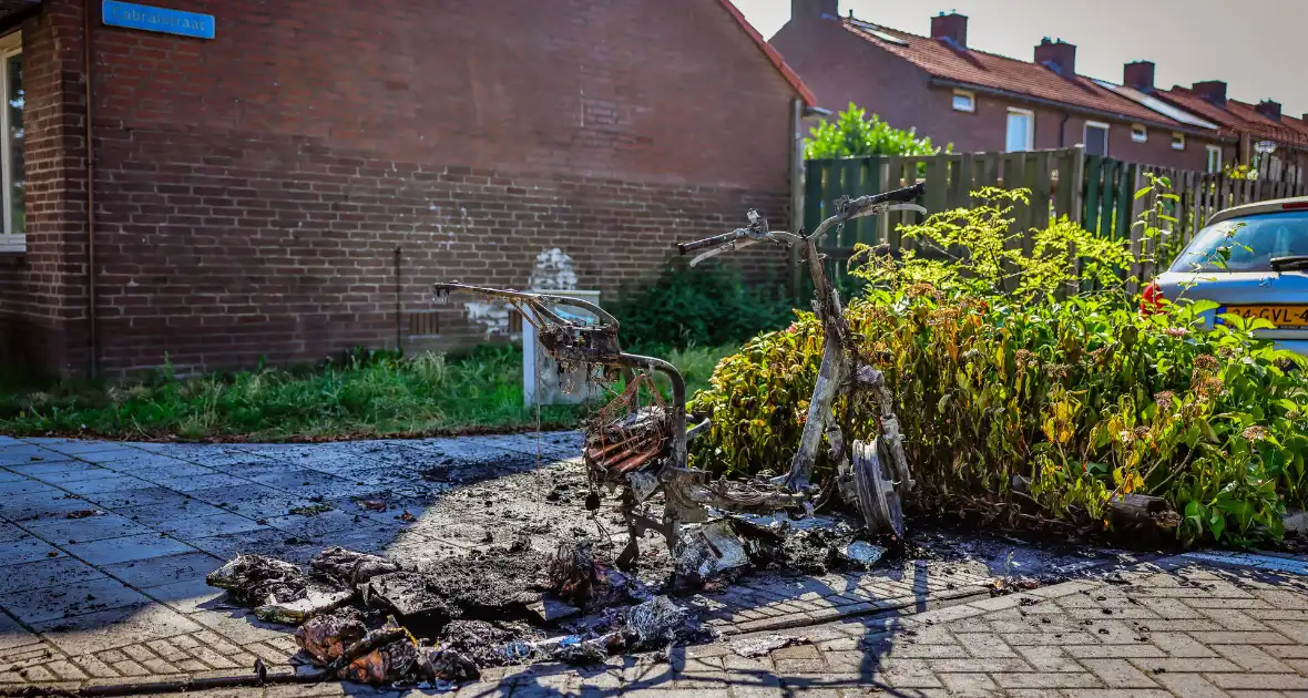 Go Sharing-deelscooter in Kruiskamp brandt volledig uit - Foto 2