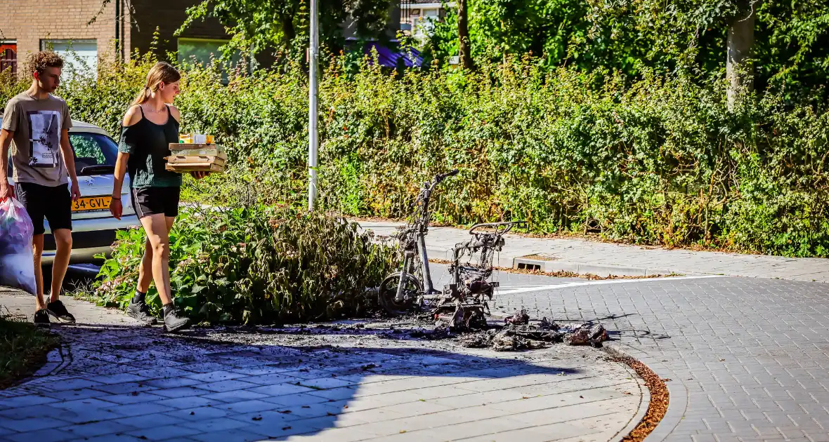 Go Sharing-deelscooter in Kruiskamp brandt volledig uit - Foto 6