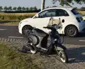 Flinke schade bij botsing tussen auto en scooter
