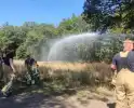 Brandweer blust flinke brand in berm