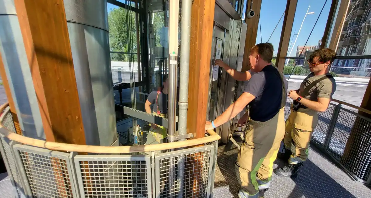 Brandweer schiet te hulp bij liftopsluiting tijdens hoge temperaturen