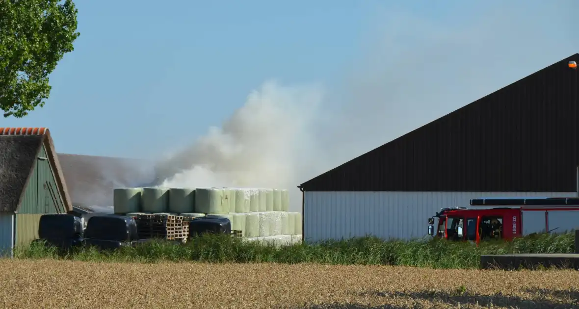 Grote brand in kuilbalen op boerderij