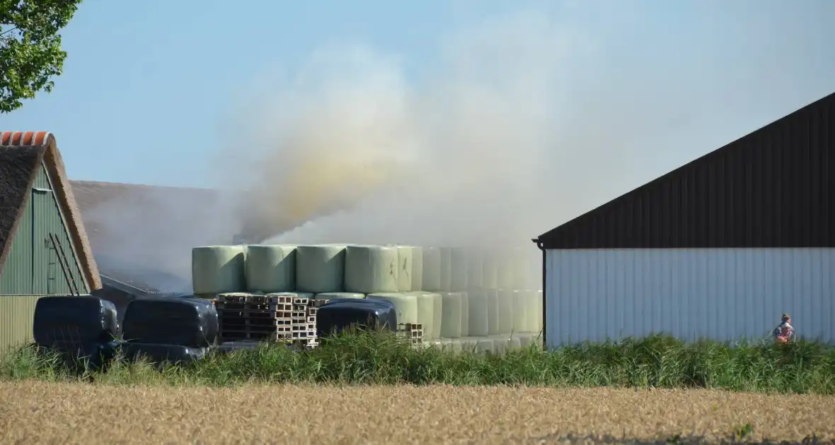 Grote brand in kuilbalen op boerderij - Foto 2