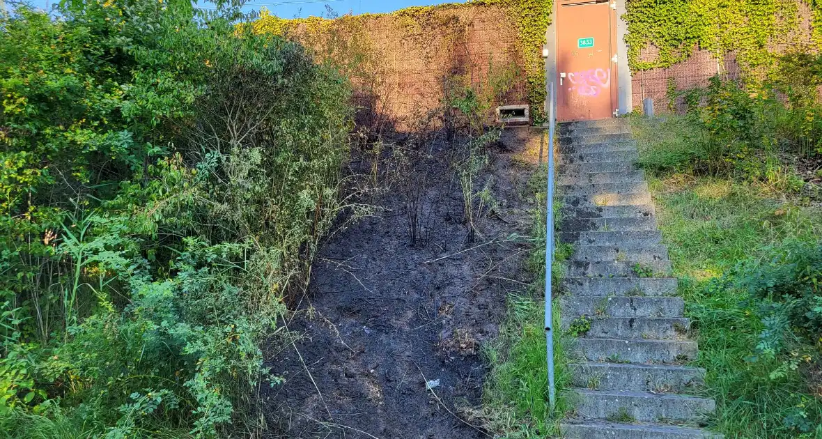 Brandweer blust bermbrand naast treinspoor - Foto 3